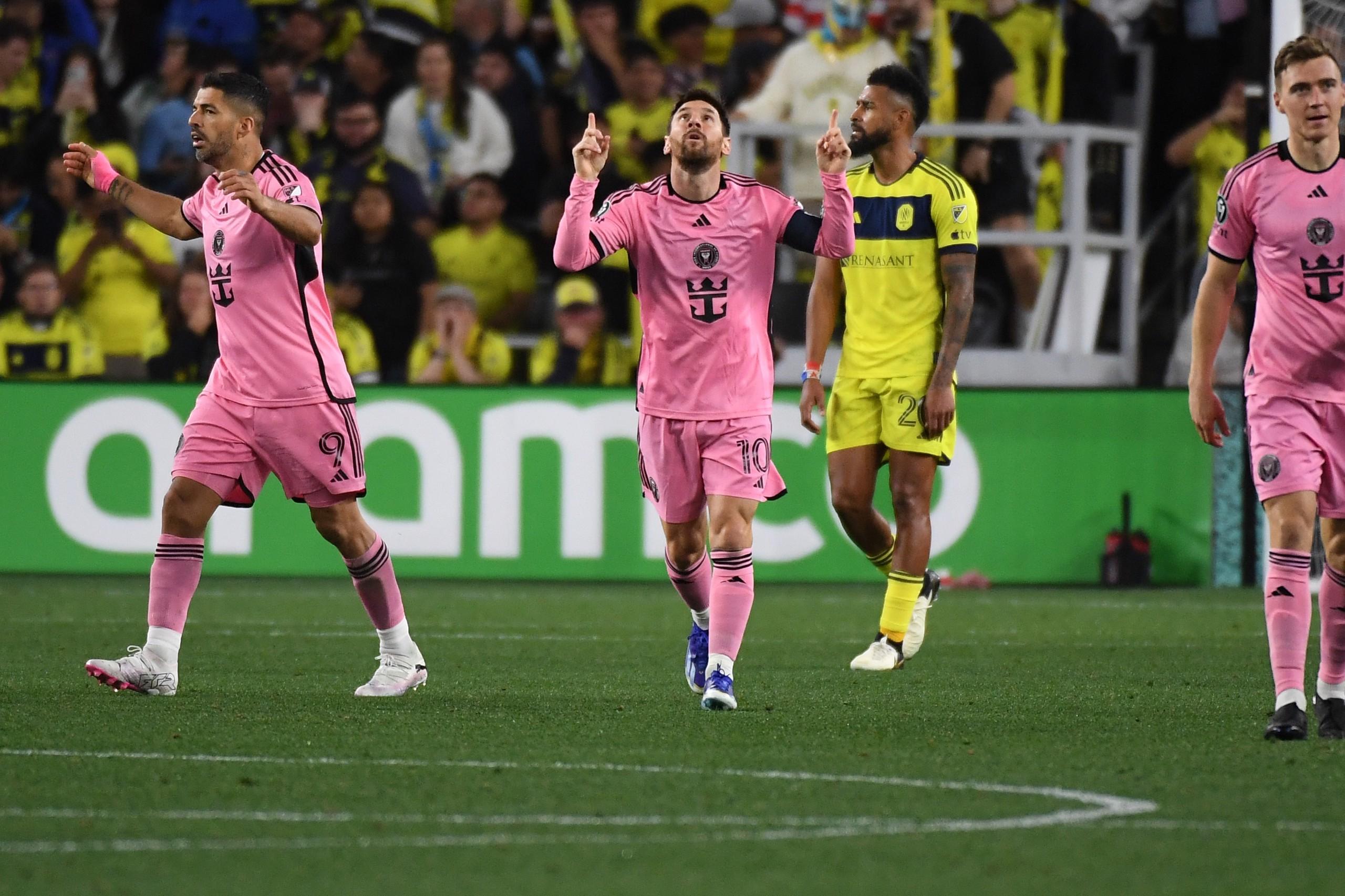 亚博-关于领先优势明显引发热议！，梅西在阿森纳比赛中战术调整引发球迷热议的信息