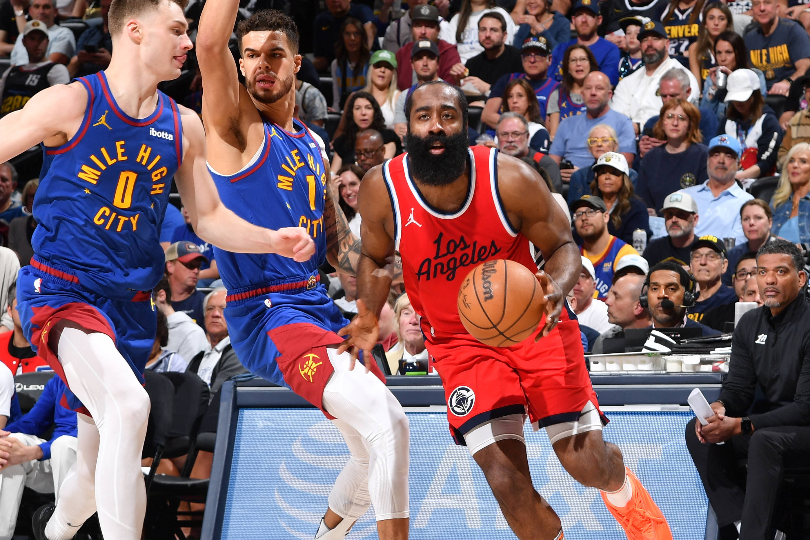 亚博体育-哈登回归赛场,逆转首场状态亮眼,篮网观众沸腾!的简单介绍